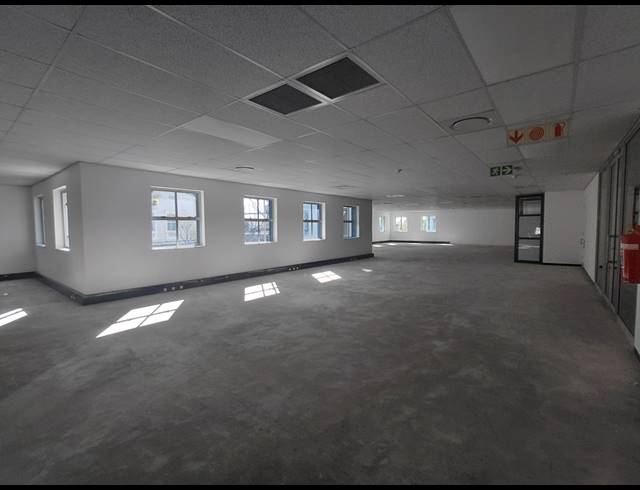 1,014M² OFFICE TO LET IN BRYANSTON